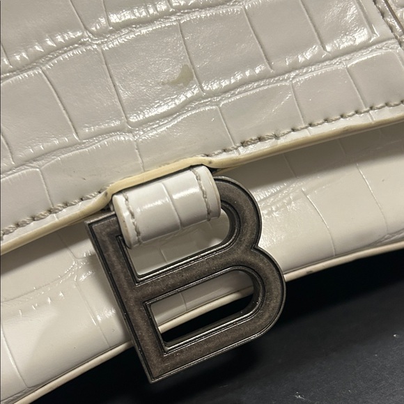 Chic White Croc-Embossed Satchel - Picture 13 of 13